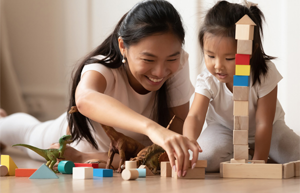 Parent et enfant jouant avec des blocs de bois